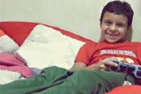 O menino Kauã Davi de Jesus Santos, de sete anos, teve o braço
sugado pelo ralo enquanto mergulhava na piscina de um condomínio na
quarta-feira (1º), em Caldas Novas (GO). O menino ficou submerso por cerca de sete minutos,
foi socorrido ao hospital e morreu três dias depois por falência múltipla dos órgãos