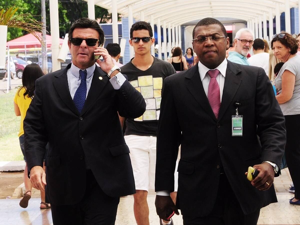 O ministro do STF (Supremo Tribunal Federal) Luiz Fux também votou no Iesb da Asa Sul. Ele chegou falando ao celular e acompanhado de um segurança.