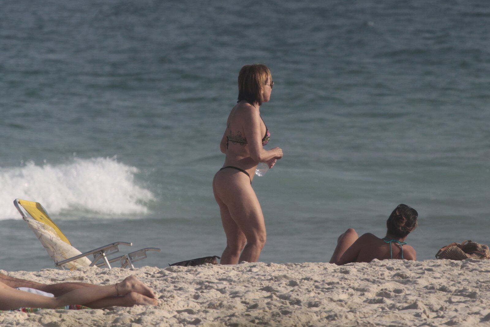 De biquíni fio-dental, Zilu reforça o bronzeado em praia carioca