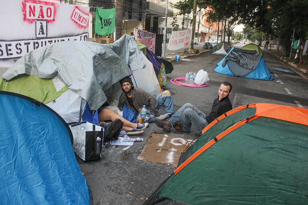 Estudantes permanecem acampados na Escola Estadual Fernão Dias Paes, em Pinheiros, zona oeste de São Paulo, na manhã deste sábado. A pedido do Ministério Público Estadual (MPE) e da Defensoria, a Justiça reverteu na noite de ontem (13), sentença que determinava a remoção de alunos que ocupam duas escolas estaduais da capital