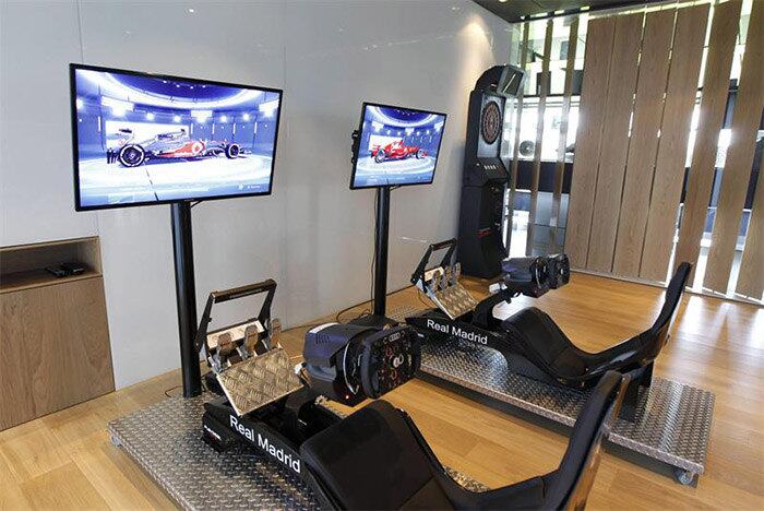 Para os jogadores que gostam de velocidade, até um simulador de F-1 está disponível. Quem será o detentor da volta mais rápida entre os boleiros merengues?