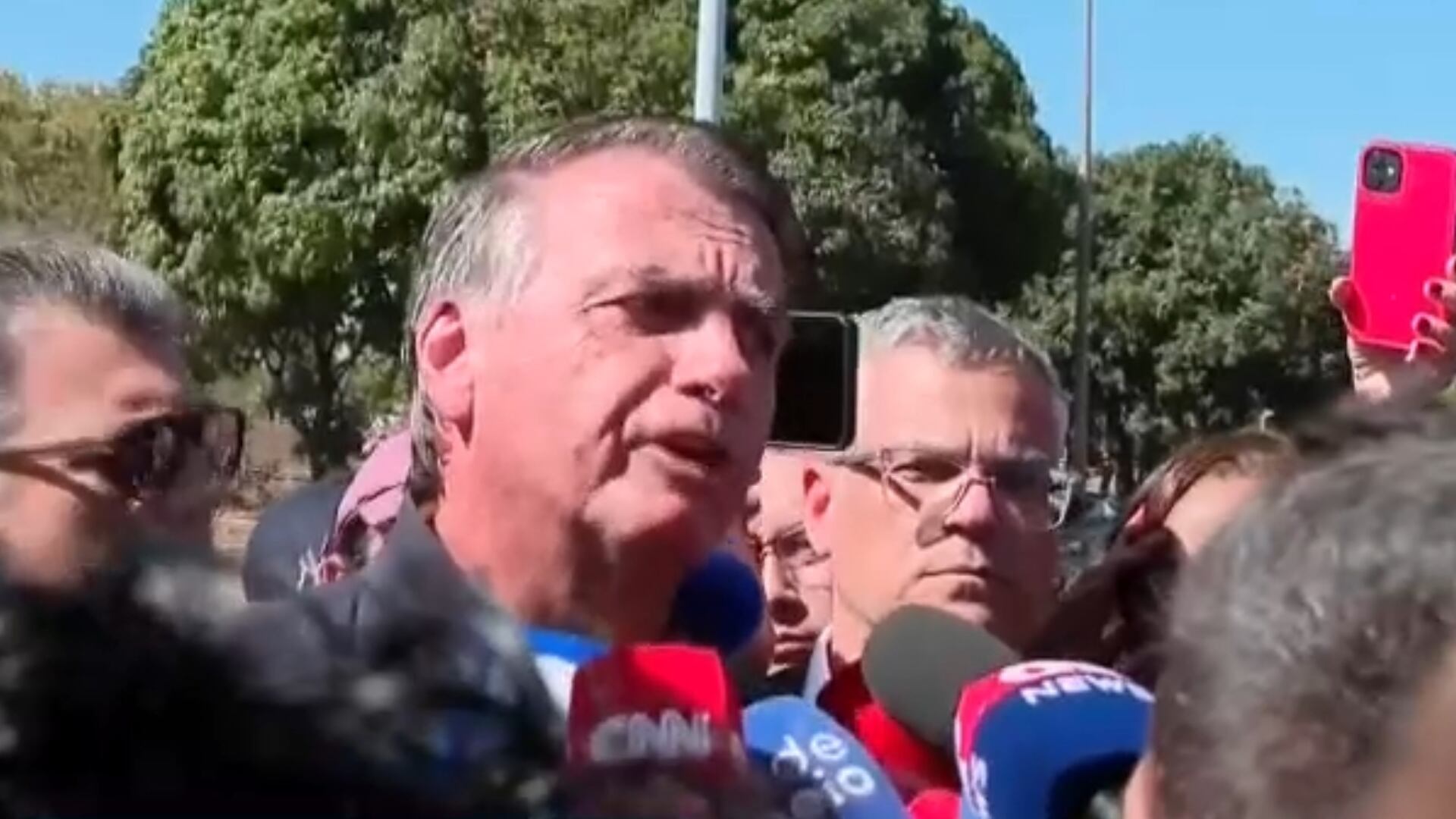 ‘Pergunta para o Trump por que ele citou caça às bruxas’, afirma Bolsonaro após colocar tornozeleira