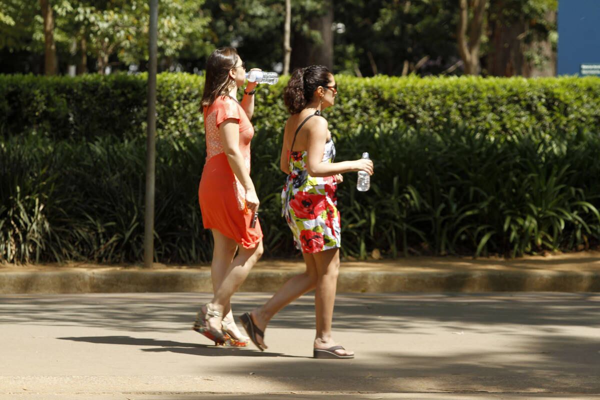 Há ainda a possibilidade de chuvas fortes, o que é importante para dissipar a camada de poluição que toma conta da atmosfera da cidade