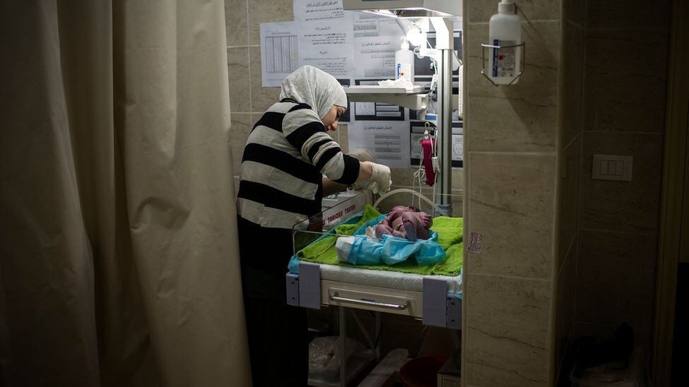 Uma
enfermeira examina um bebê na maternidade do MSF em Shatila. O registro dos
recém-nascidos é muito complicado para os refugiados sírios no Líbano. A
maioria não tem documentos porque fugiu às pressas, esqueceram ou foram
destruídos juntos com suas casas, durante os bombardeios. Sem a certidão de
casamento dos pais, a criança não pode ser registrada. O processo é complicado,
requer várias visitas a administração libanesa e dinheiro para pagar as taxas