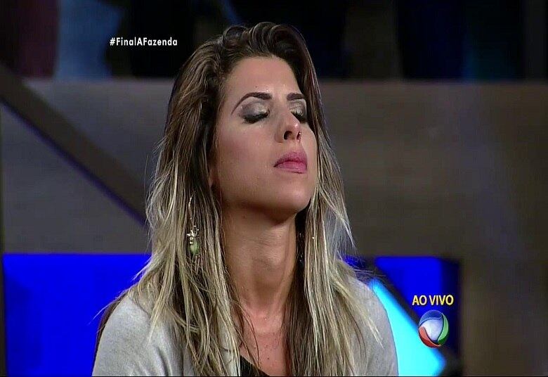 O nervosismo antes do anúncio do terceiro lugar era evidente em Ana Paula Minerato, que fechava os olhos como forma de concentração e na tentativa de amenizar seu nervosismo

+ Douglas Sampaio é o campeão de A Fazenda 8. Relembre a participação do vencedor
+ Ana Paula Minerato é vice-campeã de A Fazenda 8. Veja como foi a participação da peoa no reality show
+ Luka Ribeiro é o terceiro colocado de A Fazenda. Relembre a trajetória do ator
+ “Tem participante que vai colher frutos muito ruins aqui fora”, crava JP Mantovani
+ Douglas leva tapa na cara de Mara Maravilha, cai no choro e afirma: "Ela não merece um pingo de respeito"
+ Veridiana joga bebida em Marcelo Bimbi durante festa de encerramento e causa climão

