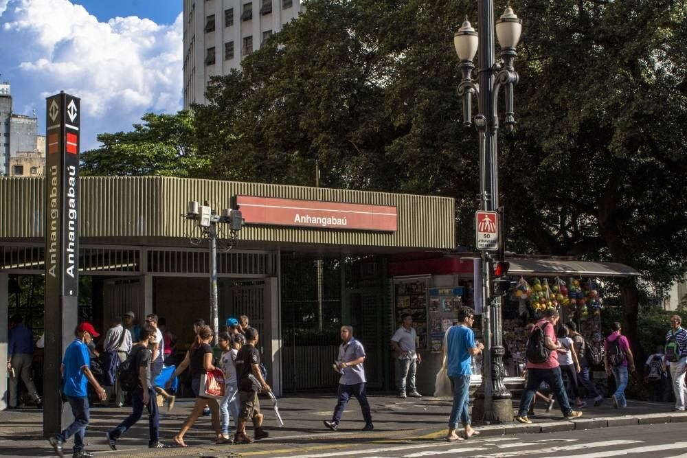 Metroviários trabalharam sem uniforme nesta segunda-feira