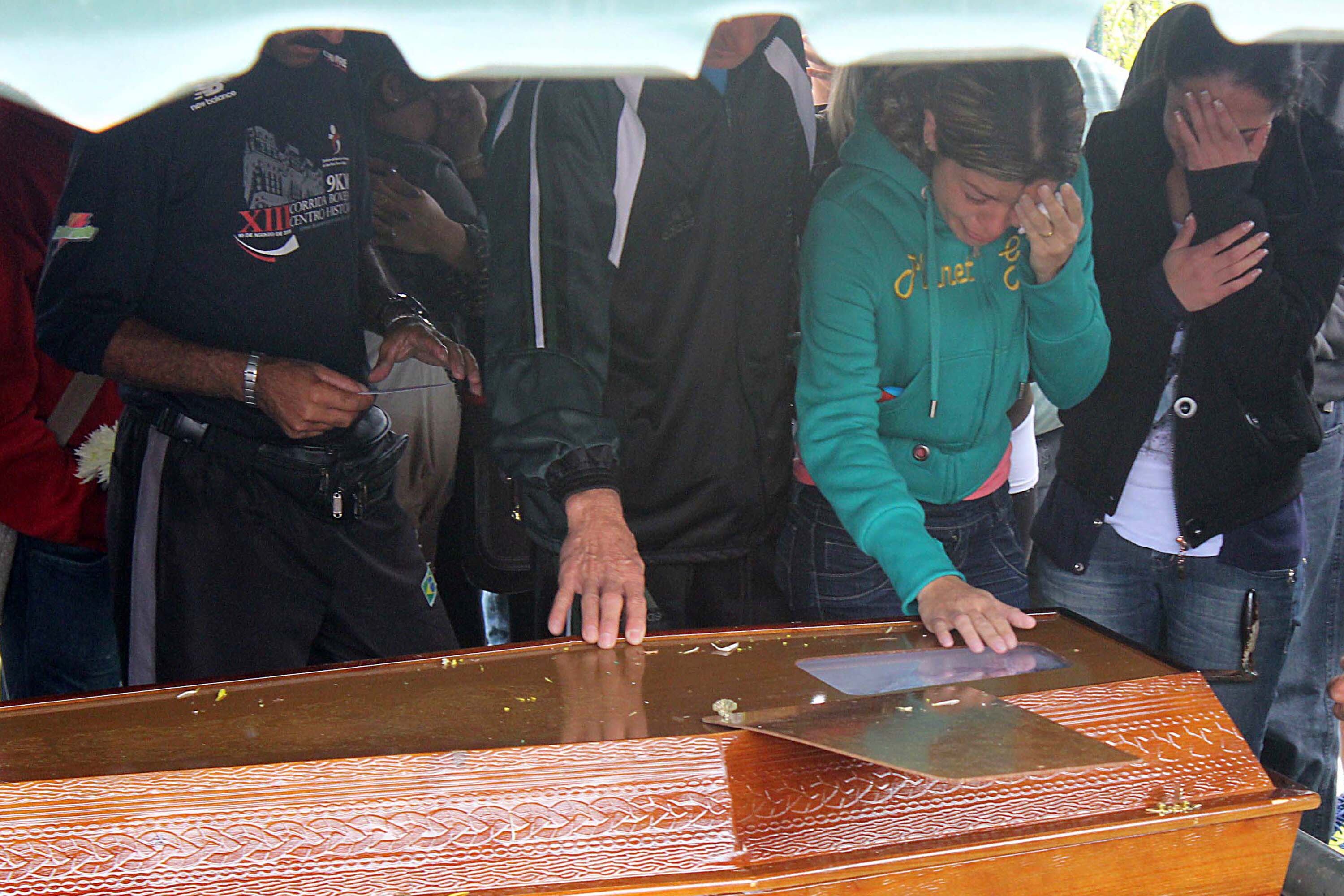 Jovem morta dentro de academia foi enterrada na manhã desta quinta-feira