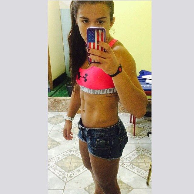 Gadelha também adora desfilar com roupas bem coloridas e femininas para mostrar que sabe ser sensual mesmo soltando muita porrada nos octógonos