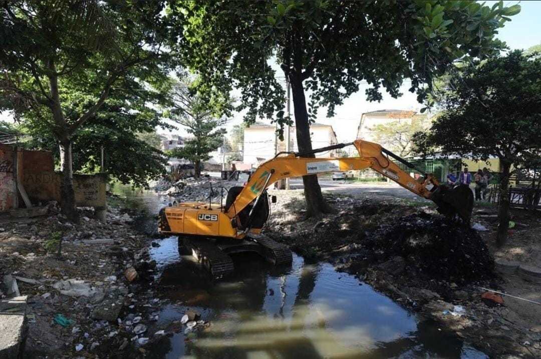 Em ação do Cidade Integrada, Inea retira 150 toneladas de dois rios no Jacarezinho