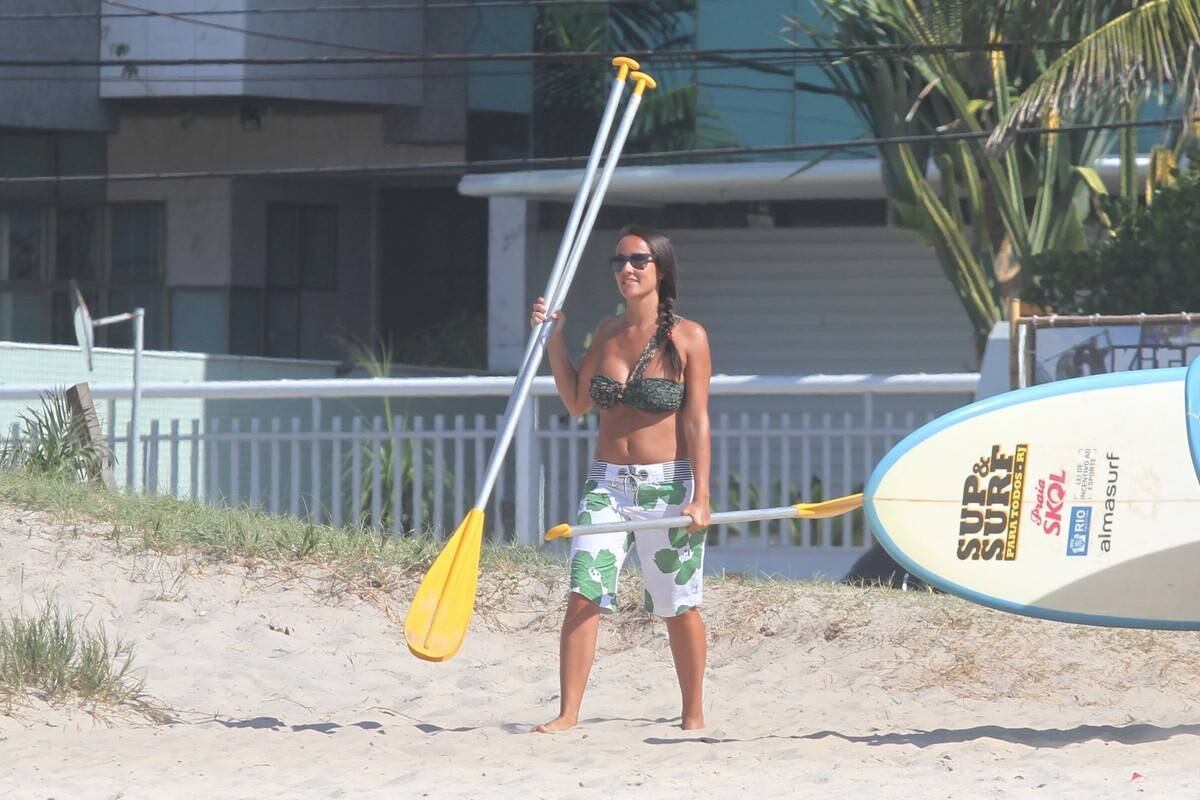 Bruno Gagliasso e Ricardo Pereira praticam stand up paddle na praia da Barra da Tijuca, no Rio