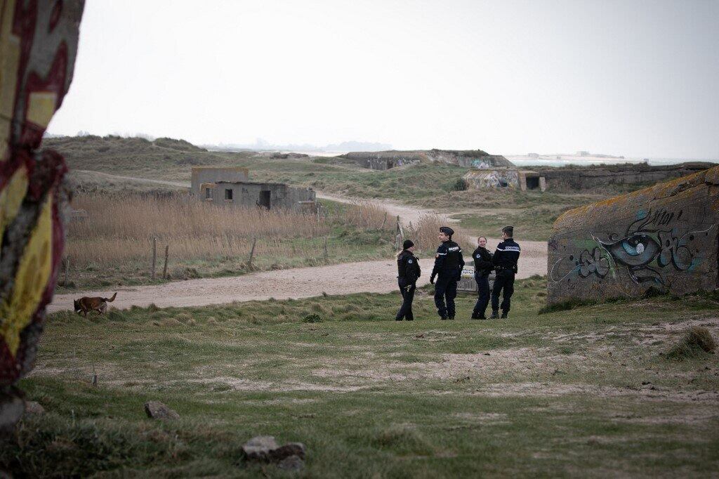 Cerca de 60 agentes foram mobilizados para realizar
patrulhas regulares dia e noite, e um barco semirrígido está pronto para
intervir no porto de Saint-Vaast-la-Hougue, disseram as autoridades