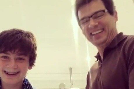 Celso e filho caiam na risada durante o vídeo