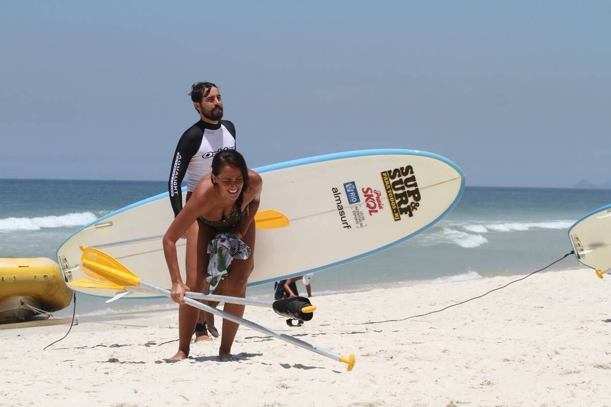 Bruno Gagliasso e Ricardo Pereira praticam stand up paddle na praia da Barra da Tijuca, no Rio