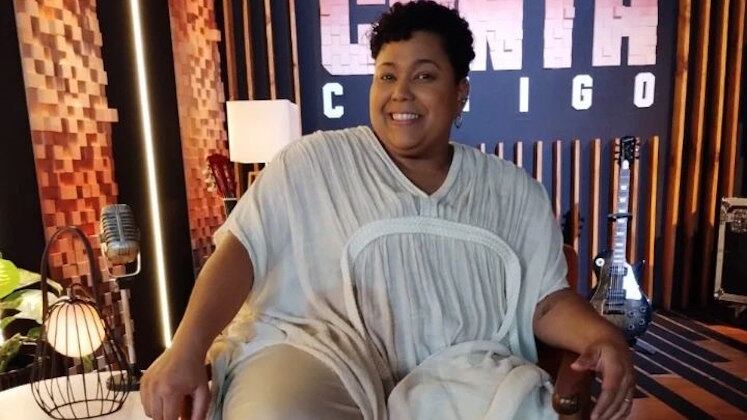 Paixão por jardinagem e prêmios em festivais de música

Mãe, esposa, musicista e apaixonada por vídeos de jardinagem, Marcela Martins, de 31 anos, começou na música ainda adolescente, como intérprete do projeto Filosofia do Samba. Já ganhou diversos prêmios em festivais, como FEMUP, FEMUCIC e Festival Navegantes. Inclusive, participou do programa Ídolos em 2011