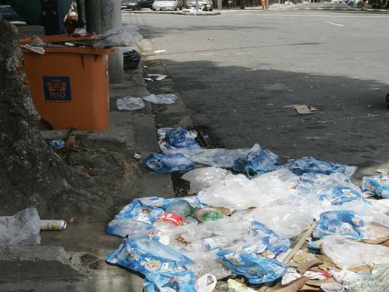 A cada esquina, montes e mais montes de lixo acumulado