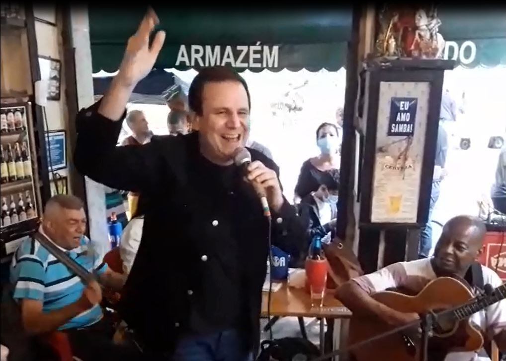 Prefeito Eduardo Paes é flagrado sem máscara em roda de samba