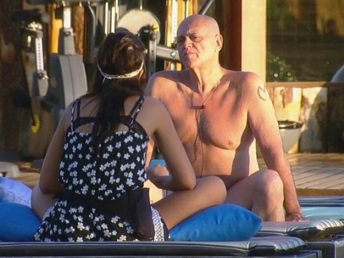 A ex-miss Brasil revelou detalhes de sua vida sexual a Oscar Maroni.

— Só me relaciono sexualmente com namorados

+ Assista ao vídeo dos peões parabenizando Débora

