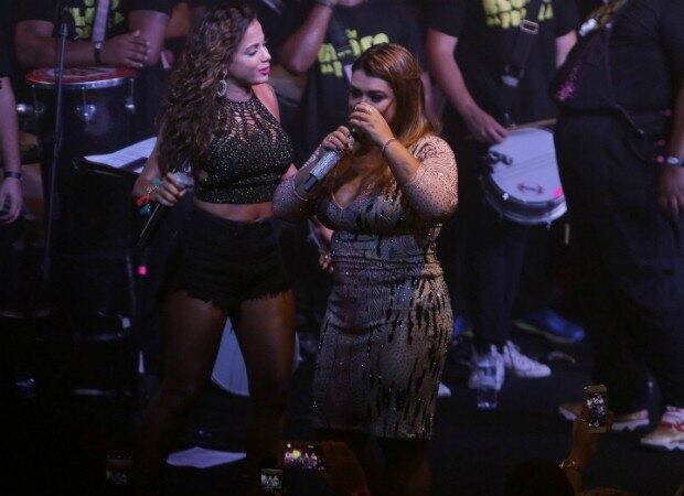 Preta Gil no palco com Anitta
