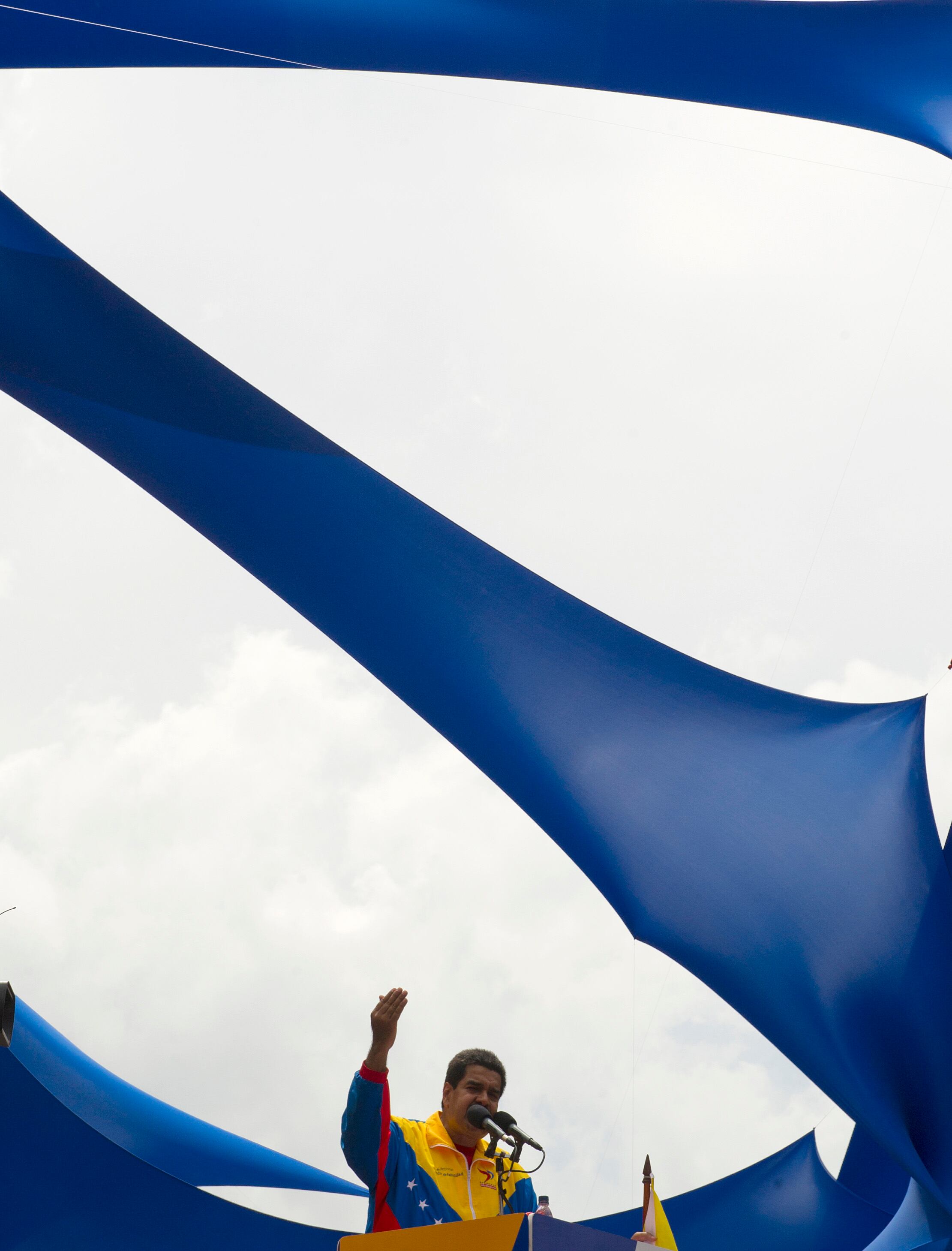 O presidente venezuelano Nicolas Maduro discursa durante o registro oficial de sua candidatura para a eleição presidencial no Conselho Nacional Eleitoral (PND), em Caracas