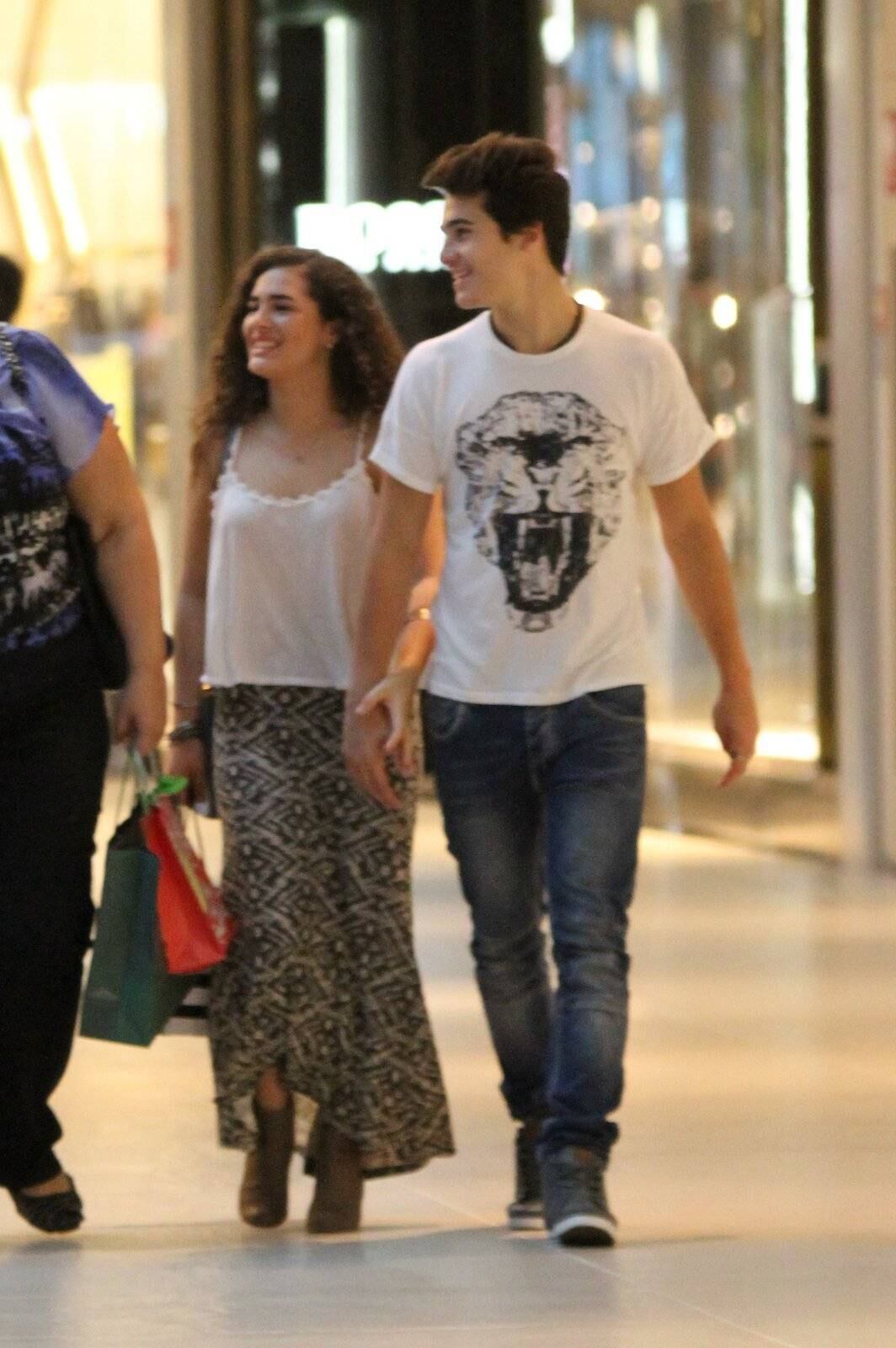 Lívian Aragão passeia pelo shopping com o namorado