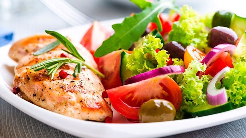 TER UMA ALIMENTAÇÃO SAUDÁVEL - O primeiro passo é descobrir alimentos saborosos, que deem prazer e sejam saudáveis. Acredite, eles existem! Respeite seu gosto pessoal para ter ânimo na hora da refeição. Permita-se, um dia por semana, sair da linha. Essa