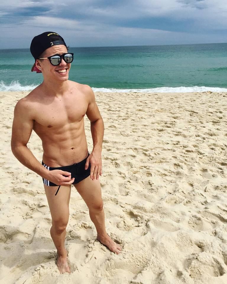 Biel todo saradinho curtindo as férias
