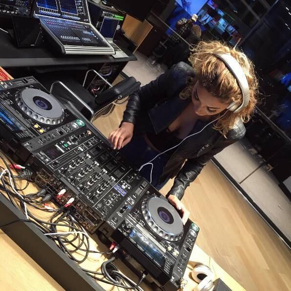 Além de modelo, ela também é DJ