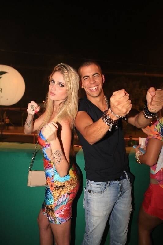 Bárbara Evans teve sua cota de bafos da semana. Primeiro que a loirinha foi vista saindo do quarto de hotel do cantor Pipo Marques, no fim de semana. A bela aproveitou a micareta em Aracaju. Nesta semana, Babi também anunciou sua mudança para o Rio de Janeiro e mostrou até as malas