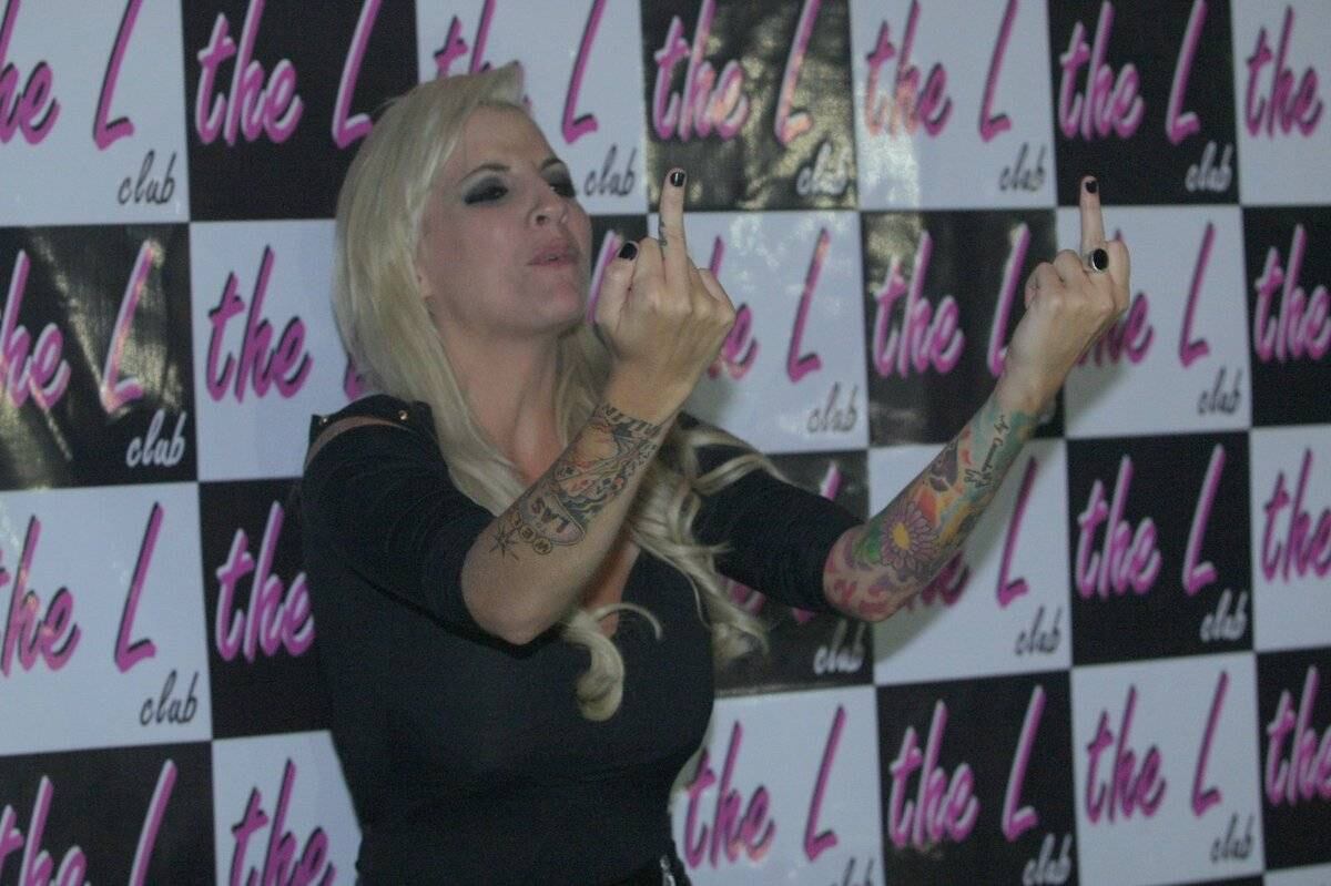 Clara chegou até a fazer um gesto obsceno aos fãs