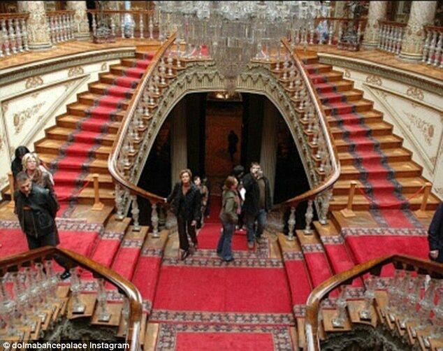 Quando perguntado sobre porque precisava de um novo palácio, Erdogan afirmou que "as baratas" no seu antigo escritório de primeiro-ministro tornavam o local "inabitável"