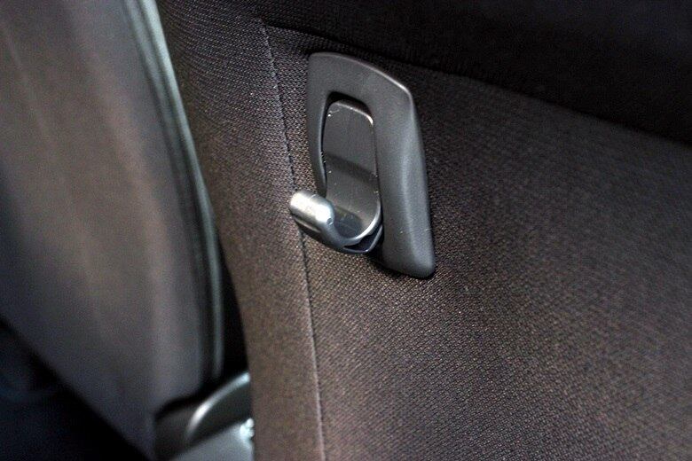 Detalhe do gancho aberto atrás do assento do passageiro dianteiro para carregar sacolas e outro objetos