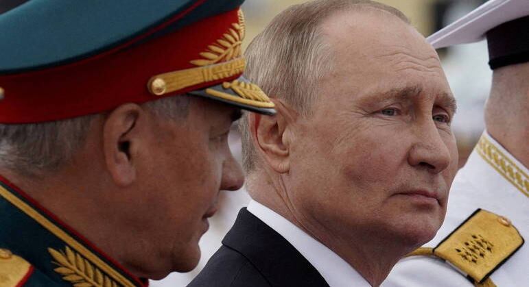 Putin é fotografado ao lado do ministro da Defesa da Rússia, Sergei Shoigu