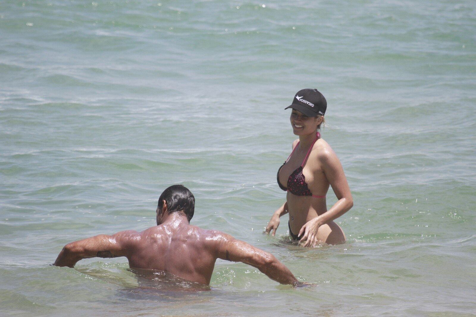 Em clima de romance, Beto e Aryane curtem dia de sol e praia no Rio de Janeiro