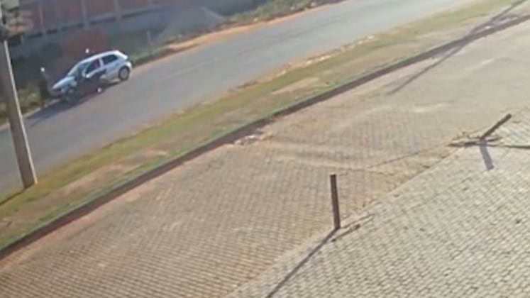 O condutor ficou desesperado e saiu do carro. Porém, a amiga permaneceu dentro do veículo, como se nada tivesse acontecido. Logo depois, mandam Ana Vitória descer do veículo, e atiram. Após cometer o crime, eles sobem na moto e fogem