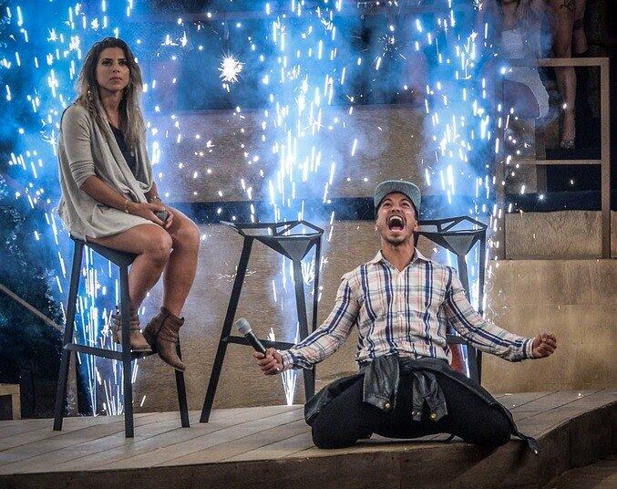 A segunda colocada ainda comentou a vitória de Douglas, quem
ela afirmou ter tido uma postura de “vândalo” e brigou com muitos
participantes. Ao mesmo tempo, ela esteve durante todo o jogo ao lado de Mara,
quem distribuiu tapas no vencedor do reality. Sobre essa atitude, a modelo foi
sucinta.



— Foi a vontade de Deus! Em um reality, você pode errar,
acertar, pedir desculpas ou mentir, que você vai longe mesmo assim

+ Douglas Sampaio agradece Mara Maravilha pelos tapas na cara: "Foram tapas de R$ 2 milhões"

+ Acesse R7 Play e assista às íntegras do Hoje em Dia! Clique e experimente de graça!
