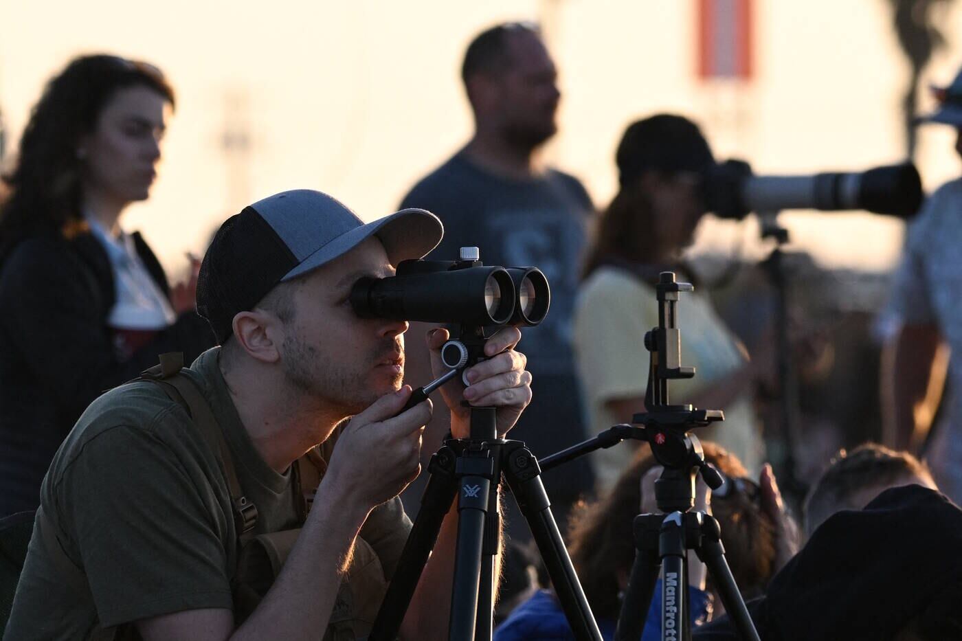 Apreciadores da corrida espacial usaram binóculos para não perder nenhum detalhe do lançamento. O veículo, quando testado e preparado, deverá levar astronautas à Lua e a Marte, conforme os planos do bilionário Elon Musk, que é dono da SpaceX, fabricante do foguete