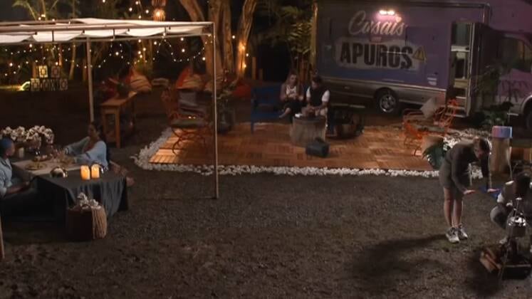 Depois de dividirem as acomodações, Moranguinho e Naldo na cama do trailer, Jenny e Fábio na zinha do automóvel e Bia e Darlan na cabana, os casais foram jantar na parte externa. Em um clima tenso, a mãe de Bia Miranda reclamou com o companheiro sobre suas atitudes na disputa.

Não perca o próximo episódio! O Hora do Faro é apresentado por Rodrigo Faro e vai ao ar todos os domingos, a partir das 15h45
