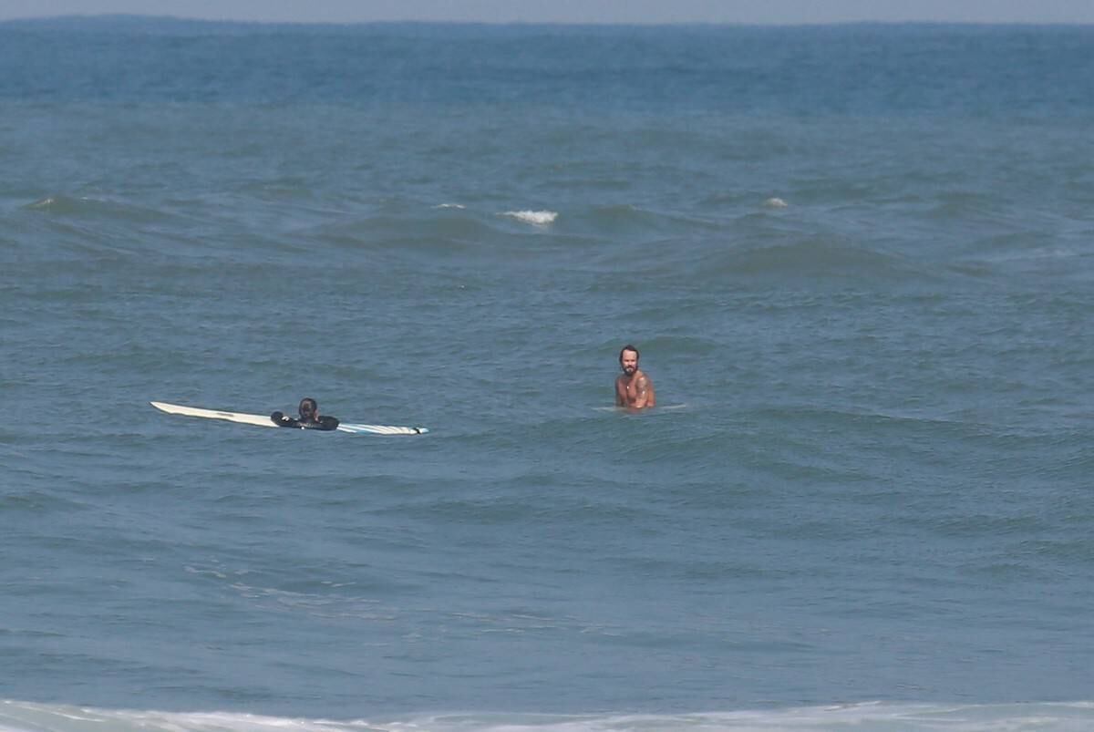 Paulinho Vilhena aproveitou o tempo livre para surfar na praia da Macumba, no Rio de Janeiro