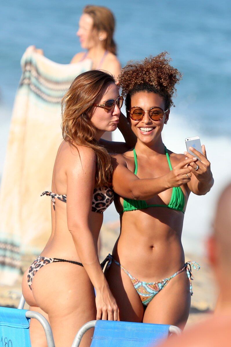 A atriz estava sorridente ao lado de uma amiga, e aproveitou para registar o momento com a famosa selfie 