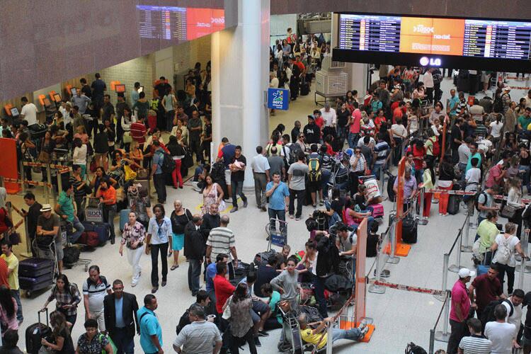 O saguão do Santos Dumont tinha filas intermináveis para check-in