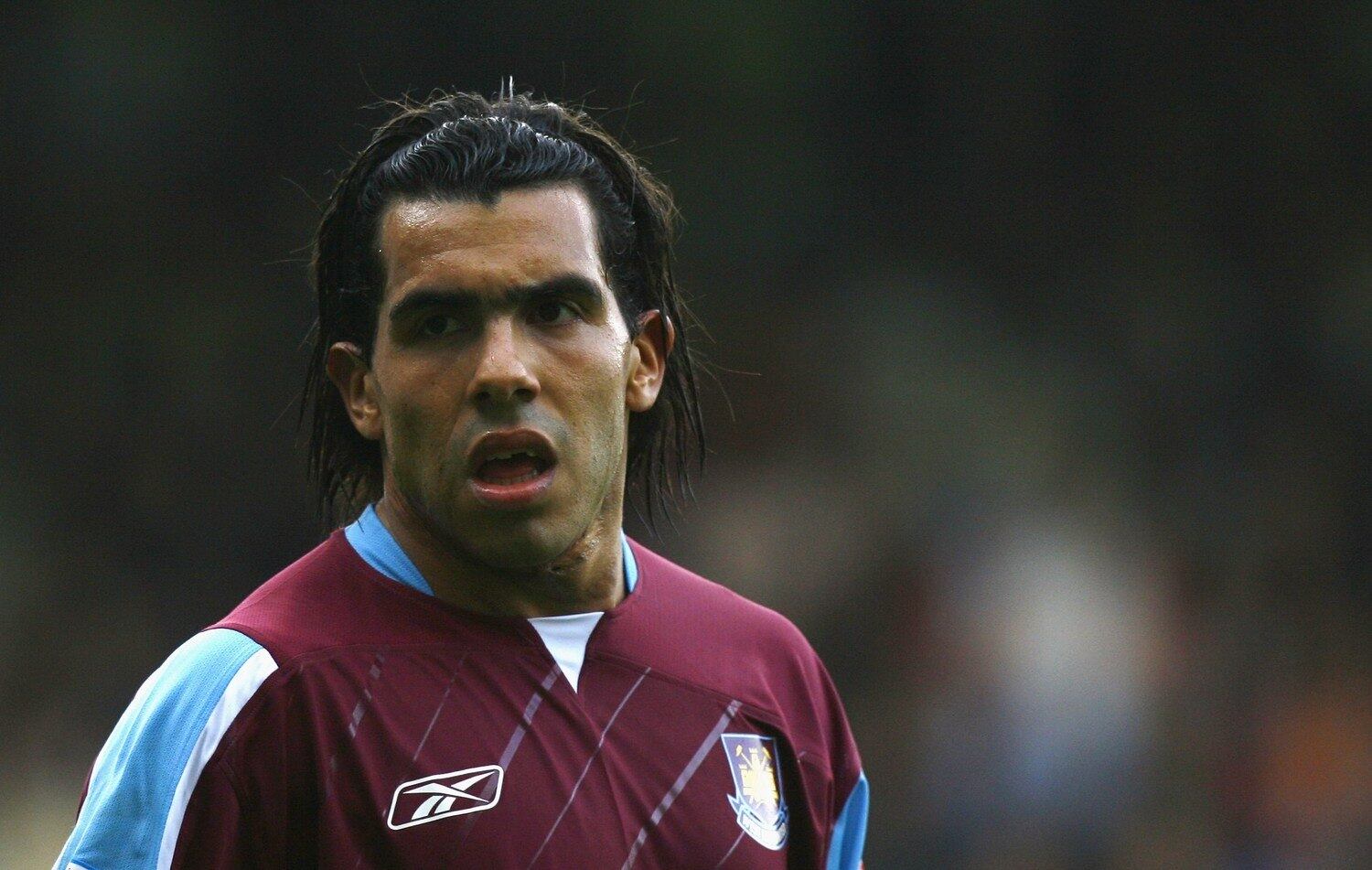 Foi a venda de Carlos Tevez
e Javier Mascherano, do Corinthians para o West Ham, que abriu a maior crise da
história recente da Premier League, responsável por organizar o Campeonato
Inglês. No livro, os autores apresentam documentos inéditos sobre como o West
Ham mentiu sobre quem, de fato, controlava os jogadores