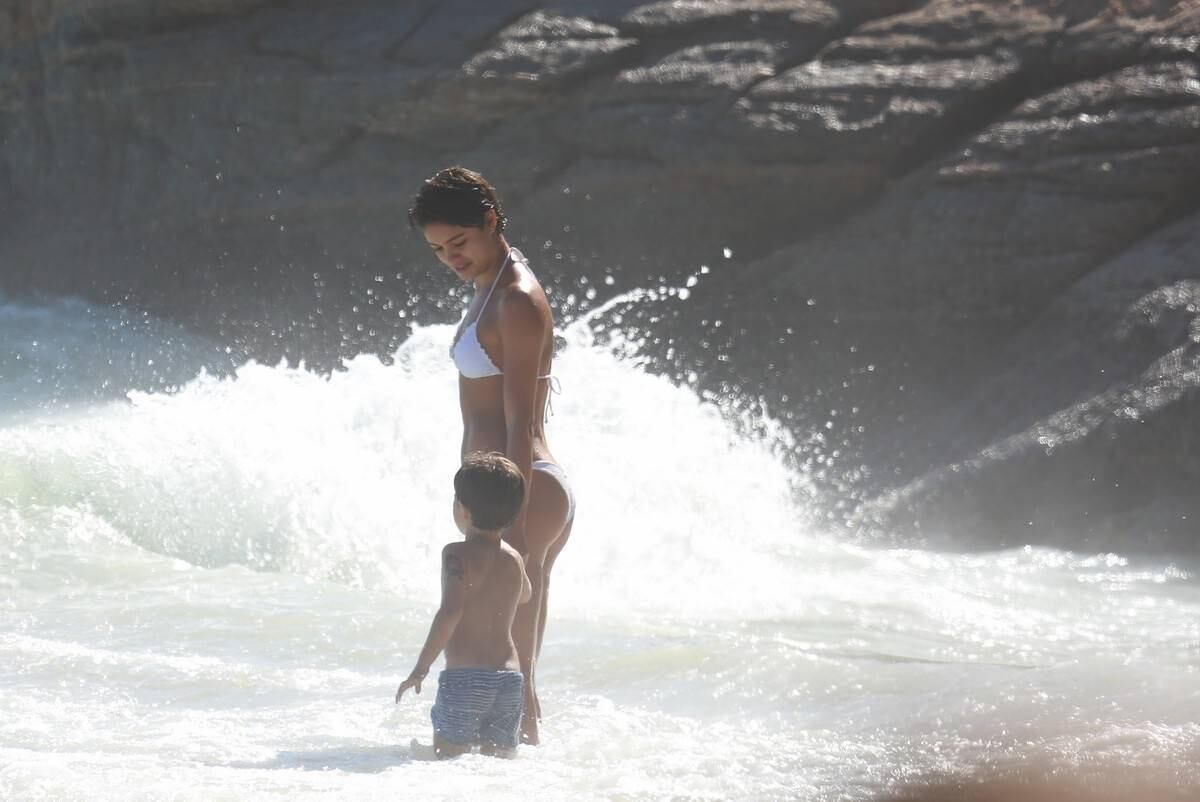Sophie Charlotte e Daniel de Oliveira se divertem em praia com a família