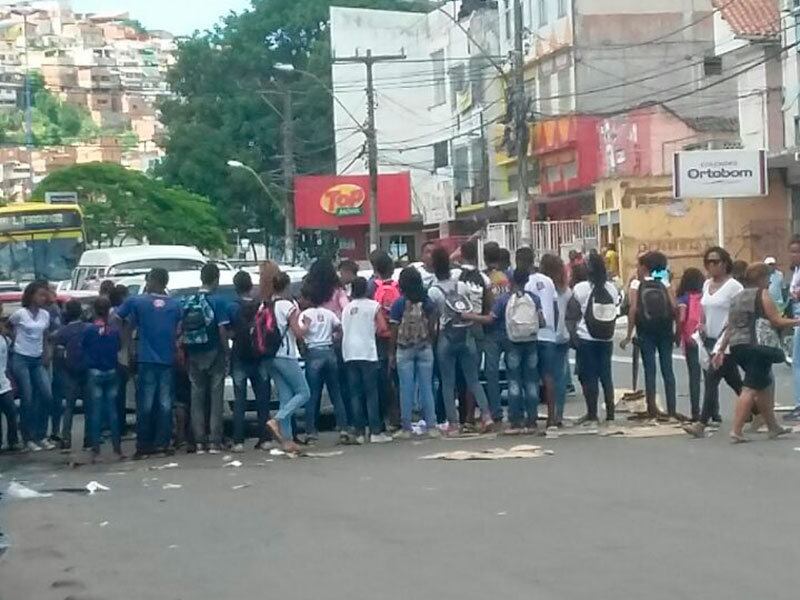 Os estudantes jogaram lixo na via e chutaram os pneus dos veículos, além de sentaram nos dois lados da pista