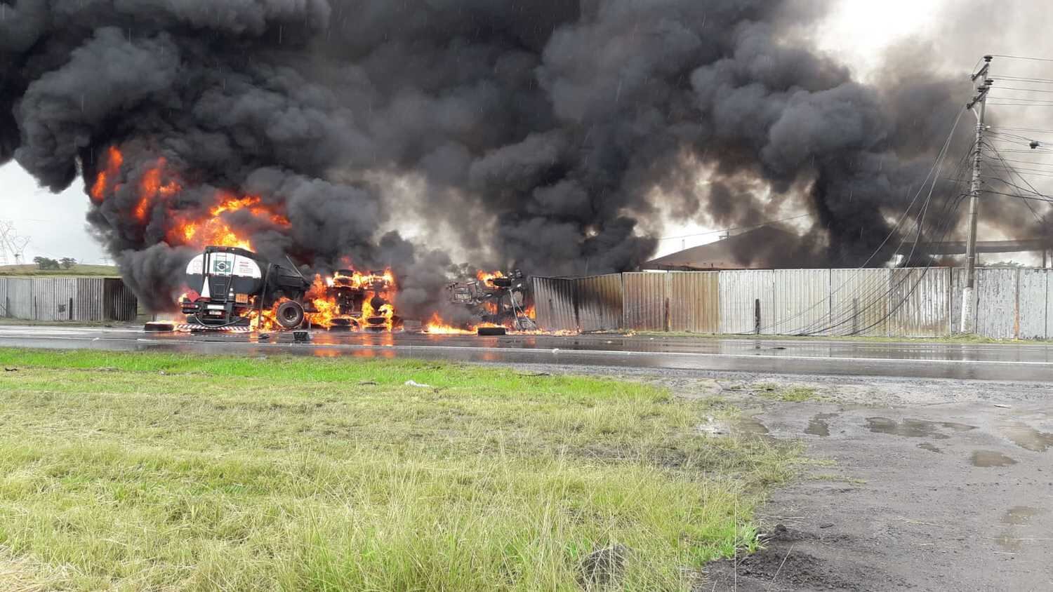 Acidente com dois caminhões deixa dois mortos em rodovia do RJ