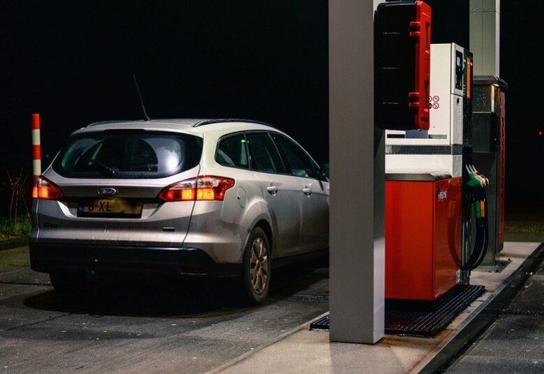 Carros que ficam parados na garagem por mais tempo devem optar por gasolina aditivada (VERDADE)

A gasolina aditivada conserva mais o combustível e retarda seu envelhecimento, por isso carros que tendem a ficar mais tempo parados devem optar por esse combustível. “Recomenda-se também o uso da gasolina aditivada no reservatório de partida a frio em veículos com motor flex”, orienta o consultor.
