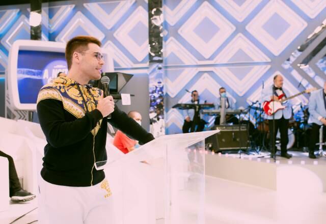 Com um visual bastante descontraído, Bacci levou muita alegria para os telespectadores do programa