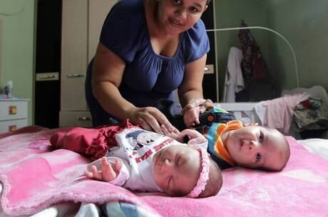 Jaqueline Jessica Silva de Oliveira com seus filhos gêmeos Lucas e Laura. A menina nasceu com microcefalia e o menino não