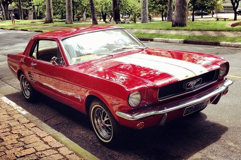 É nos fins de
semana, porém, que ela tira da garagem sua máquina mais potente: um Ford Mustang ano 1966,
comprado há seis anos, pelo marido, por US$ 4.500 (R$ 10.755) e
apelidado carinhosamente de "Mitch"

Saiba tudo sobre carros! Acesse www.r7.com/carros
