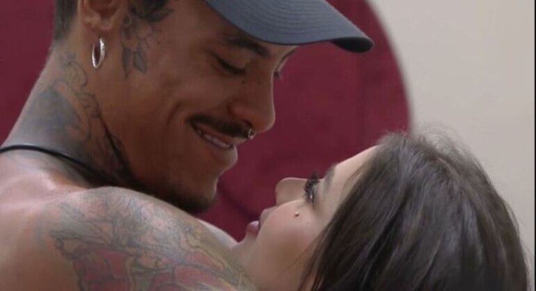 E no meio de tanta guerra, o amor! A aproximação de Murilo com Victoria gerou polêmica dentro da Mansão, pois aqui fora a moça é comprometida. Apesar de se sentir culpada, Vic se entregou a paixão e os dois deram um primeiro beijo no aquecimento para a Festa Opala, onde os dois não se desgrudaram. Ao longo dos dias, rolaram promessas de proteção no amor e no jogo