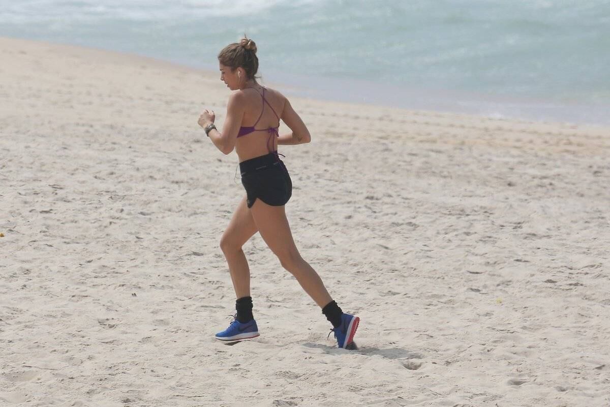Grazi Massafera exibe corpão durante corrida na praia